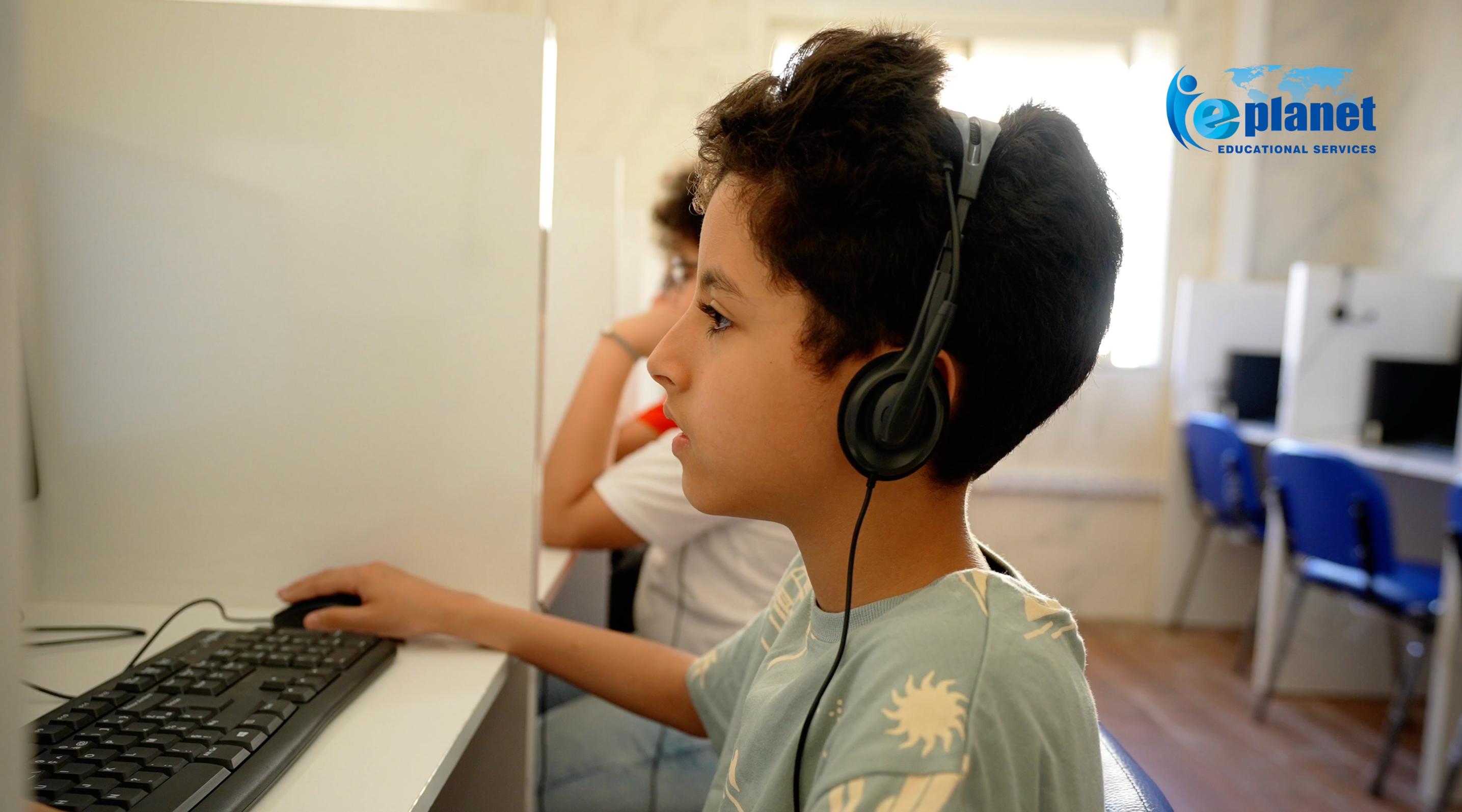 Jeunes élèves de 6 à 15 ans apprenant l'anglais parlé de manière interactive - E-Planet Temara