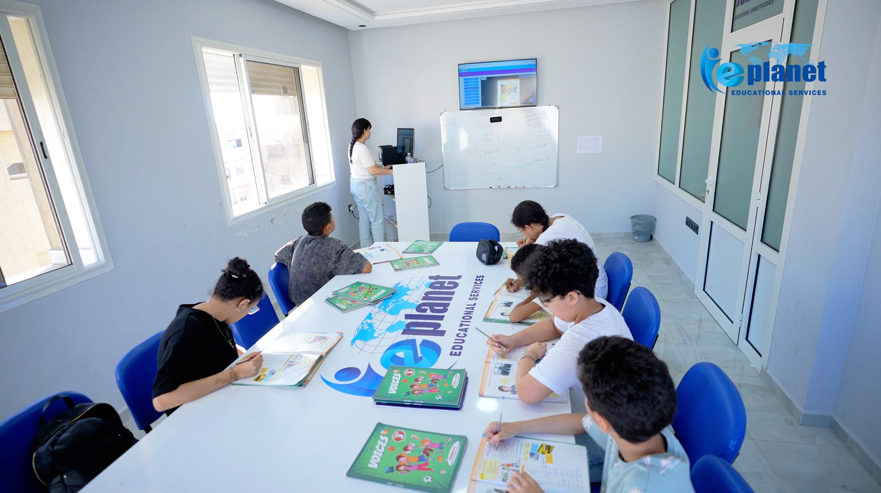 Professeur enseignant l'anglais avec dynamisme au centre de formation E-Planet Temara
